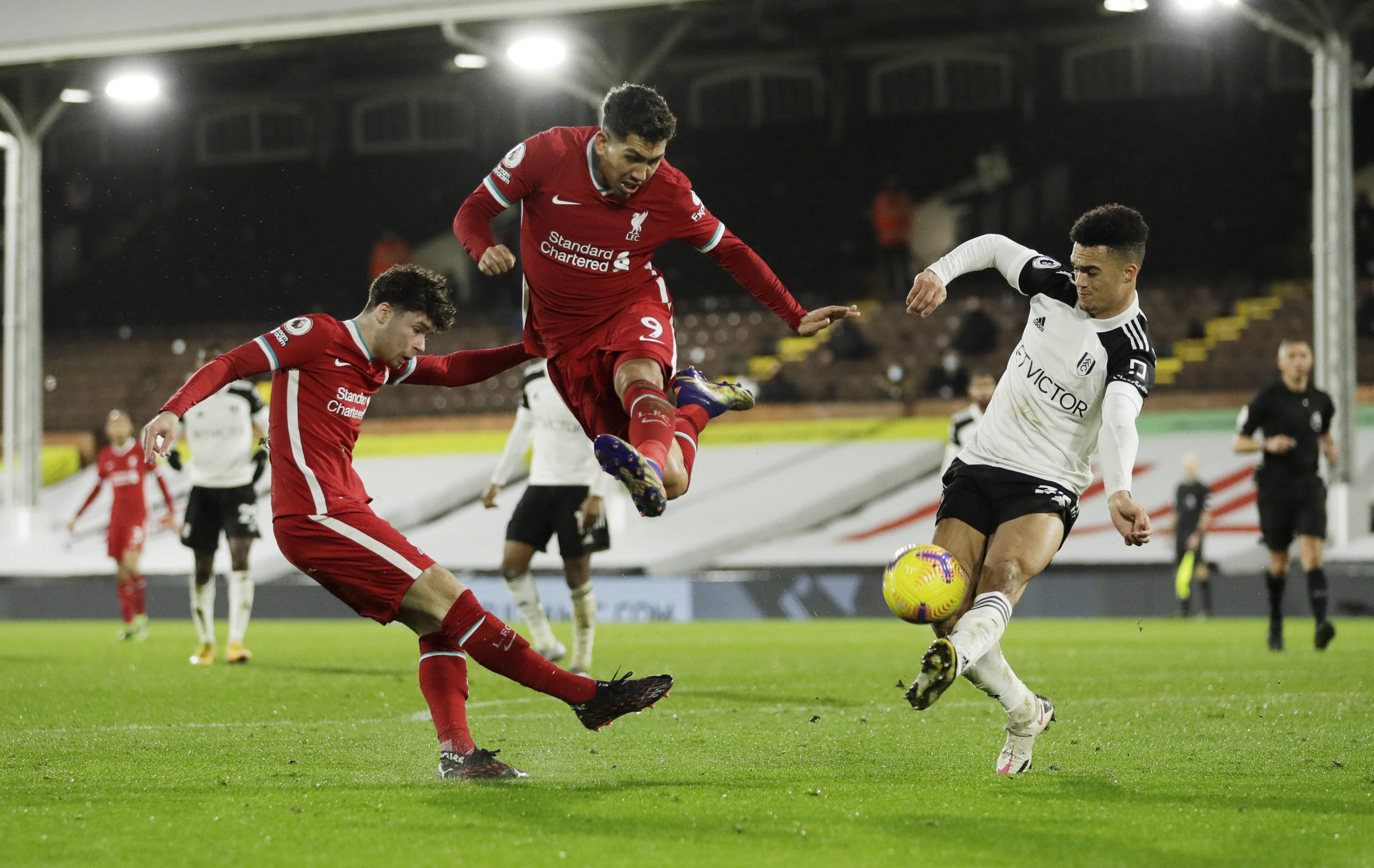 包含马德里竞技球迷疯狂庆祝胜利，现场气氛火爆的词条