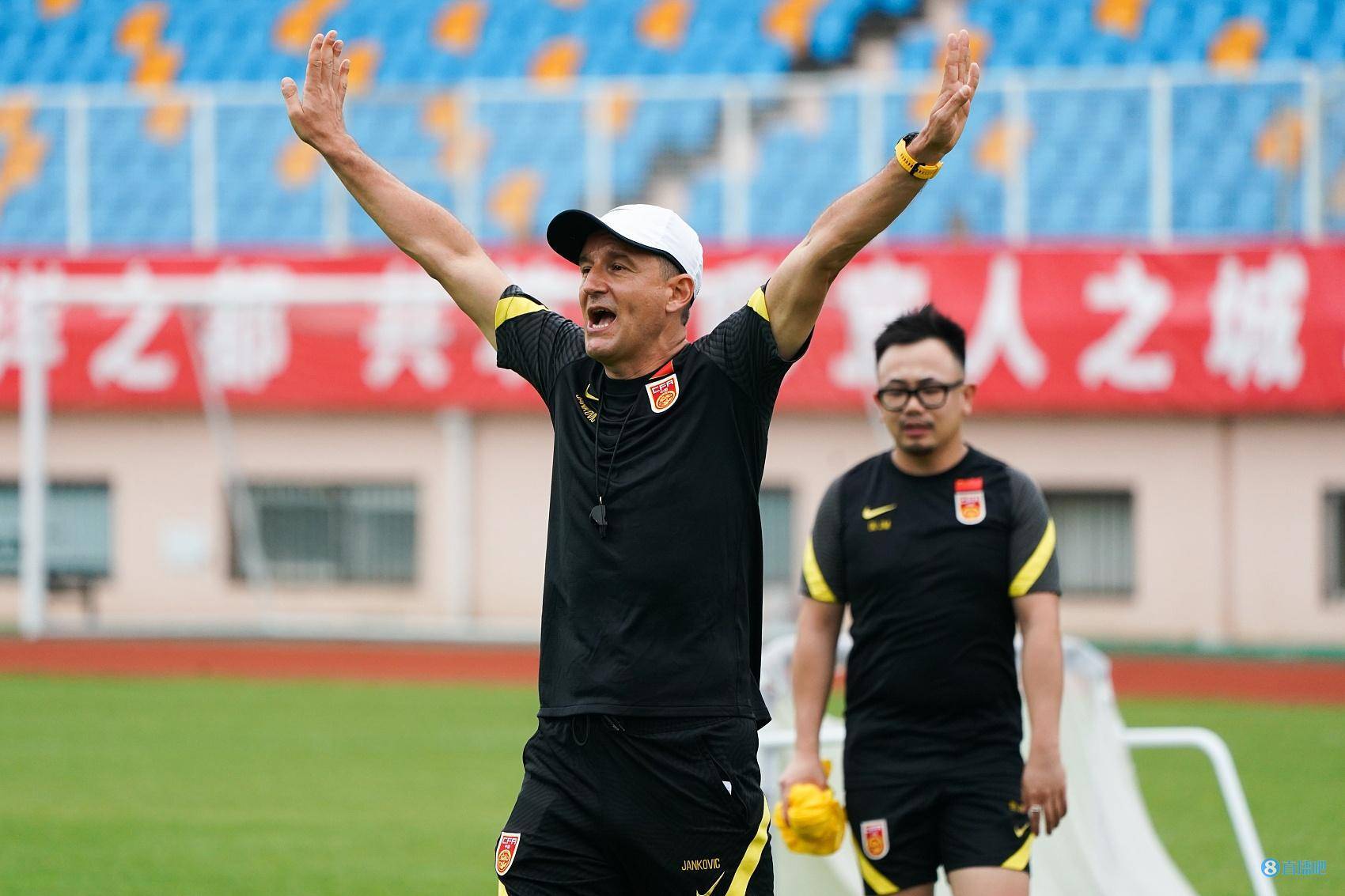 雷火电竞app-包含换帅风波持续升温，教练团再探隐患的词条