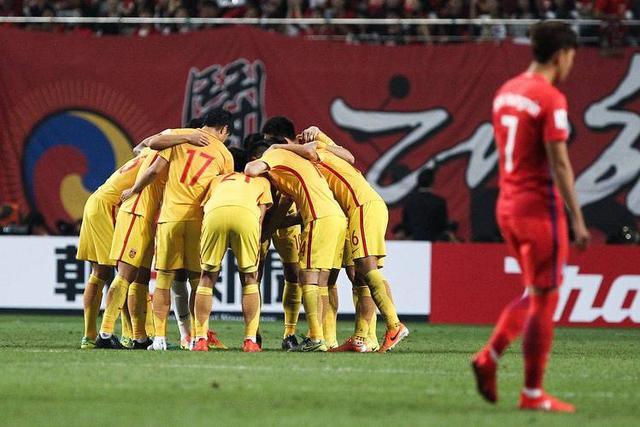 双方球队在比赛中展开激烈交锋，场面火爆