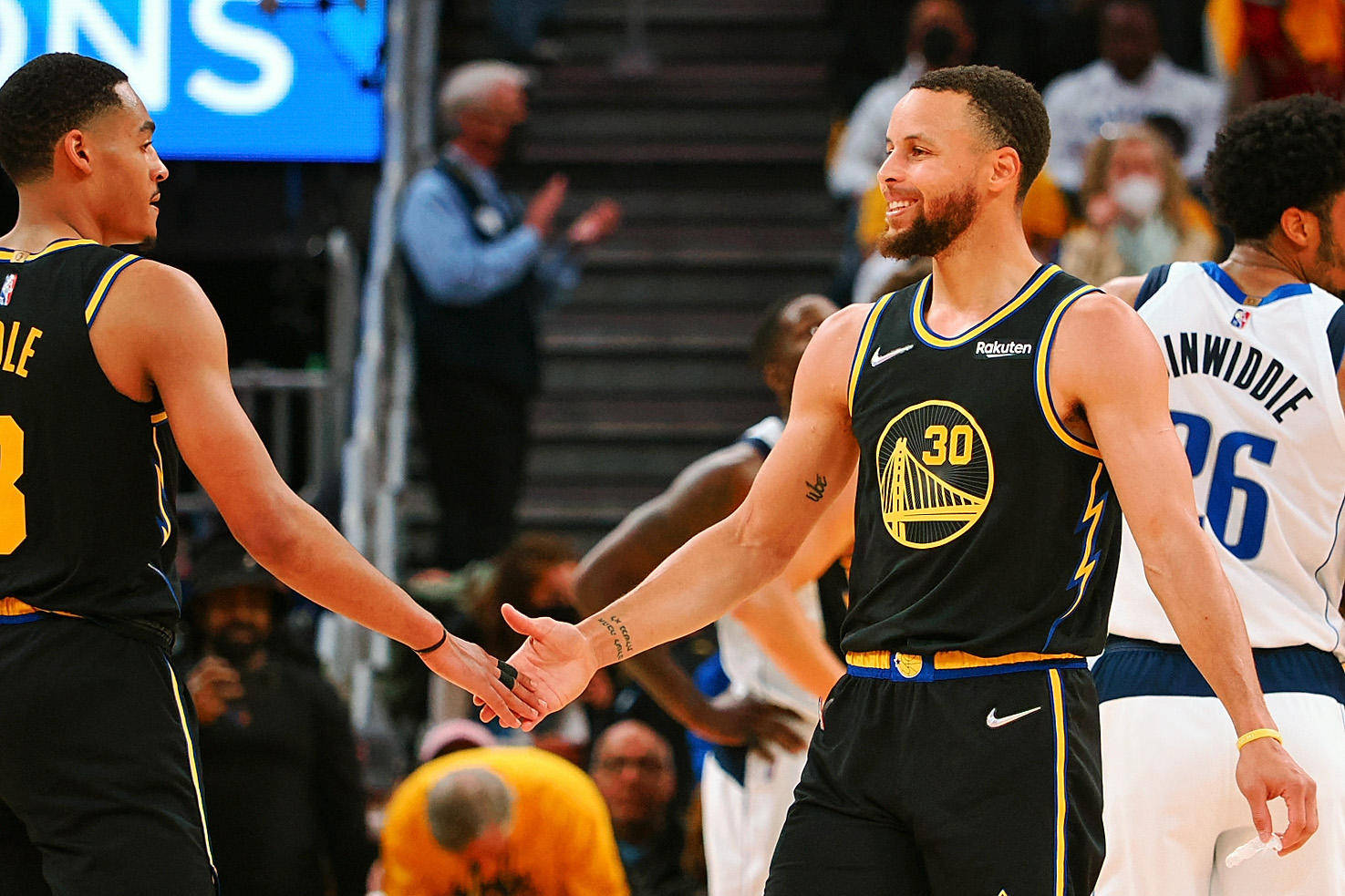 独行侠队破天荒首次晋级,球迷欢欣鼓舞的简单介绍 独行侠队破天荒首次晋级,球迷欢欣鼓舞的简单介绍