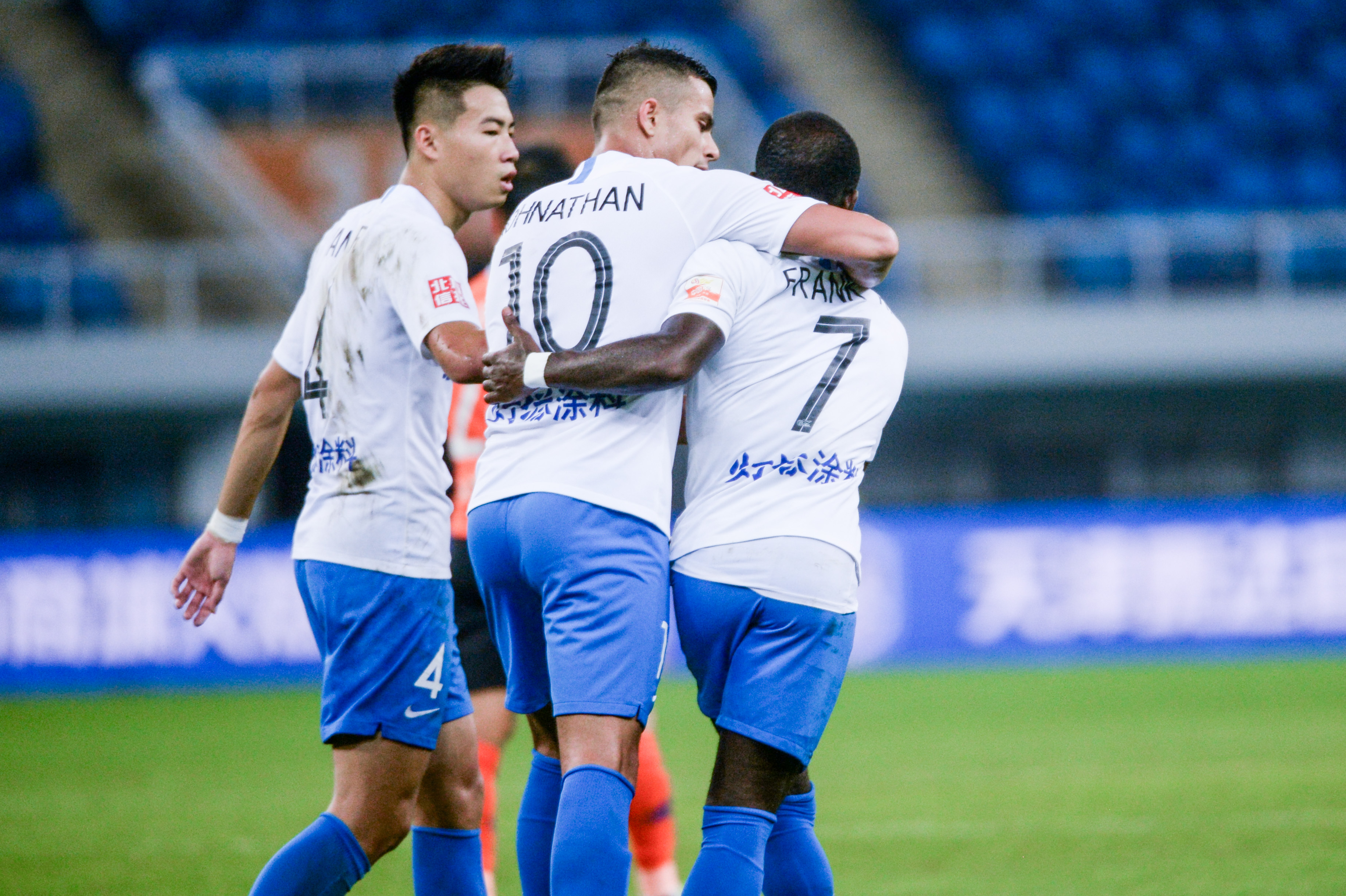 关于天津泰达主场逆转武汉卓尔，取得关键胜利的信息