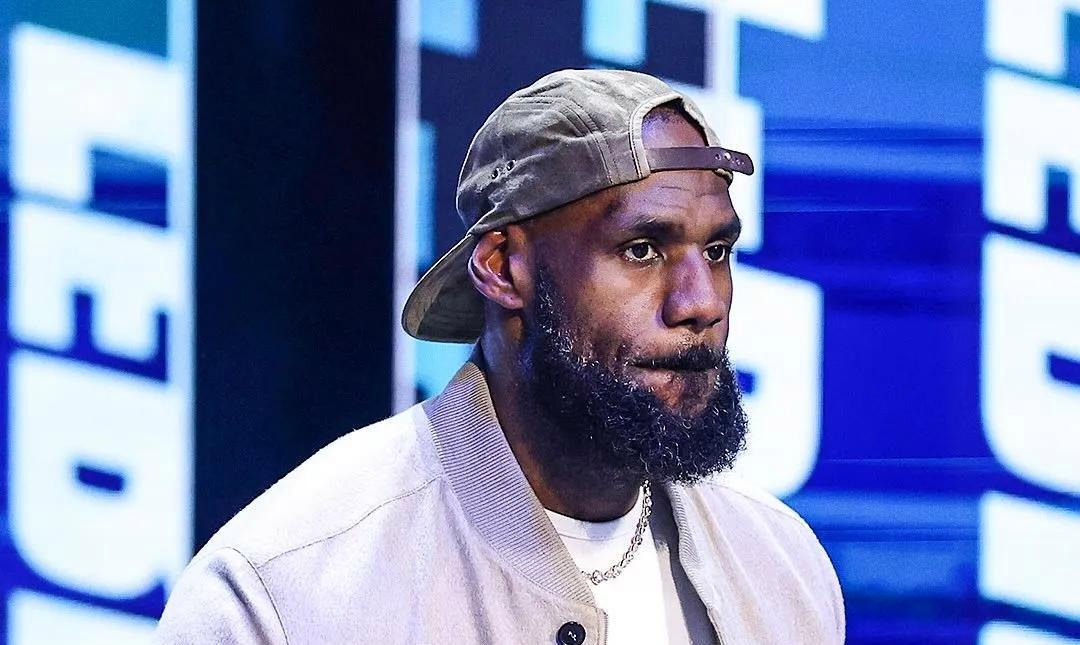 篮球明星选手受伤退赛,引发热议 篮球明星选手受伤退赛,引发热议