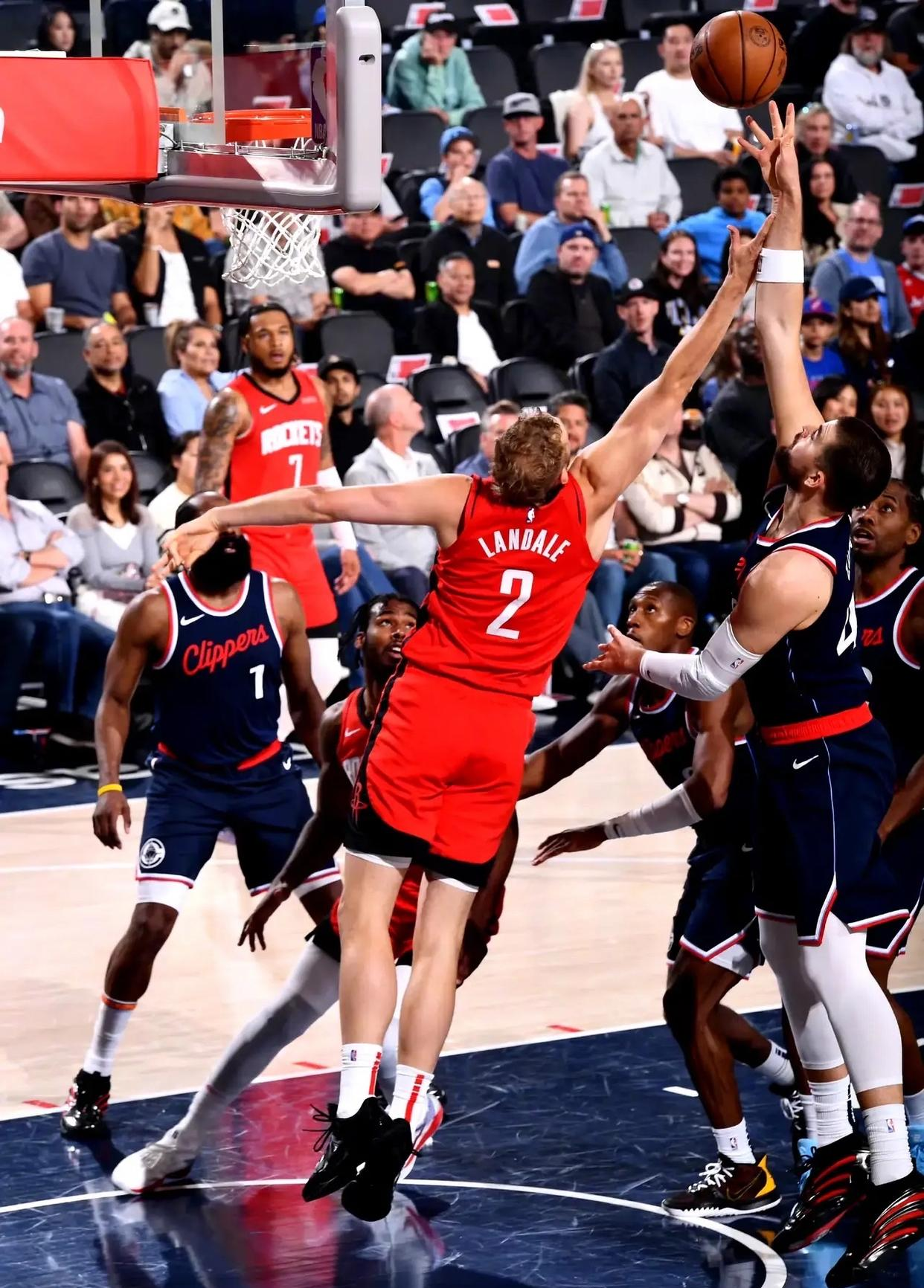 湖人险胜火箭，布克带队取胜